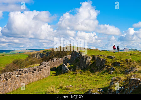 Personnes marchant à pied sur le mur des Hadriens romains à Walltown Crags Greenhead Northumberland site du patrimoine mondial Angleterre Royaume-Uni Grande-Bretagne Banque D'Images