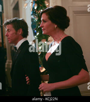 Julia Roberts et un invité arrivent en tant que président des États-Unis Barack Obama et première dame Michelle Obama accueillir les invités du Kennedy Center 2010 à une réception dans la salle est de la Maison Blanche avant d'aller au Kennedy Center. Les lauréats des 33ème prix annuels sont le chanteur et compositeur Merle Haggard; le compositeur et le parolier Jerry Herman; le danseur, le chorégraphe et le réalisateur Bill T. Jones; le compositeur et musicien Paul McCartney; et le producteur, l'hôte de télévision et l'actrice Oprah Winfrey. Crédit: Gary Fabiano / Pool via CNP /MediaPunch Banque D'Images