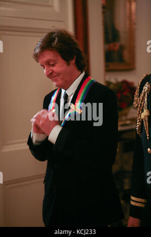 Le président américain Barack Obama et la première Dame Michelle Obama accueillent les lauréats du Kennedy Center 2010 à une réception dans la salle est de la Maison Blanche avant de se rendre au Kennedy Center. Les lauréats des 33ème prix annuels sont le chanteur et compositeur Merle Haggard; le compositeur et le parolier Jerry Herman; le danseur, le chorégraphe et le réalisateur Bill T. Jones; le compositeur et musicien Paul McCartney; et le producteur, l'hôte de télévision et l'actrice Oprah Winfrey. Crédit: Gary Fabiano / Pool via CNP /MediaPunch Banque D'Images