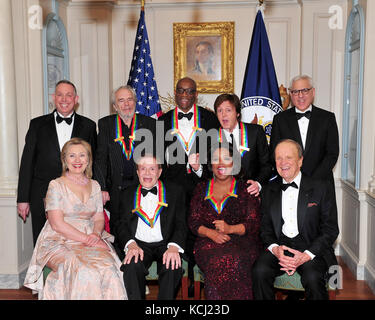 Les lauréats du Kennedy Center de 2010 posent pour leur photo de classe officielle à la suite Du Dîner officiel de l'artiste au Département d'État des États-Unis à Washington, D.C., le samedi 4 décembre 2010. Rangée supérieure, de gauche à droite : Michael M. Kaiser, président du John F. Kennedy Center for the Performing Arts; Merle Haggard; Bill T. Jones; Sir Paul McCartney; et David M. Rubenstein, président du John F. Kennedy Center for the Performing Arts, rangée Inférieure, de gauche à droite : Hillary Rodham Clinton, Secrétaire D’État Des États-Unis; Jerry Herman; Oprah Winfrey; Et George Stevens, Jr., Créateur De « The Ke Banque D'Images