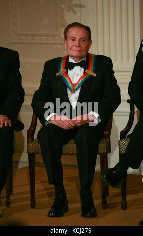 Le président américain Barack Obama et la première Dame Michelle Obama accueillent les lauréats du Kennedy Center 2010 à une réception dans la salle est de la Maison Blanche avant de se rendre au Kennedy Center. Les lauréats des 33ème prix annuels sont le chanteur et compositeur Merle Haggard; le compositeur et le parolier Jerry Herman; le danseur, le chorégraphe et le réalisateur Bill T. Jones; le compositeur et musicien Paul McCartney; et le producteur, l'hôte de télévision et l'actrice Oprah Winfrey. Crédit: Gary Fabiano / Pool via CNP /MediaPunch Banque D'Images