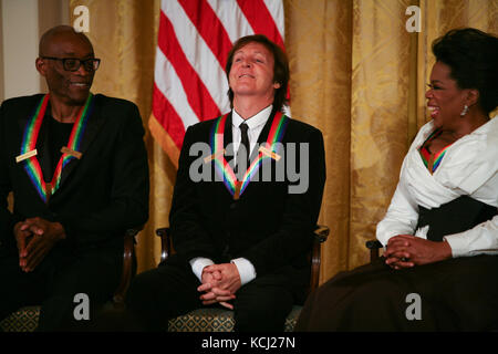 Le président américain Barack Obama et la première Dame Michelle Obama accueillent les lauréats du Kennedy Center 2010 à une réception dans la salle est de la Maison Blanche avant de se rendre au Kennedy Center. Les lauréats des 33ème prix annuels sont le chanteur et compositeur Merle Haggard; le compositeur et le parolier Jerry Herman; le danseur, le chorégraphe et le réalisateur Bill T. Jones; le compositeur et musicien Paul McCartney; et le producteur, l'hôte de télévision et l'actrice Oprah Winfrey. Crédit: Gary Fabiano / Pool via CNP /MediaPunch Banque D'Images