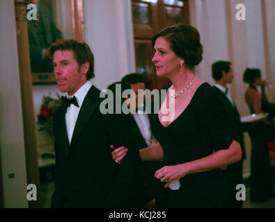 Julia Roberts et un invité arrivent en tant que président des États-Unis Barack Obama et première dame Michelle Obama accueillir les invités du Kennedy Center 2010 à une réception dans la salle est de la Maison Blanche avant d'aller au Kennedy Center. Les lauréats des 33ème prix annuels sont le chanteur et compositeur Merle Haggard; le compositeur et le parolier Jerry Herman; le danseur, le chorégraphe et le réalisateur Bill T. Jones; le compositeur et musicien Paul McCartney; et le producteur, l'hôte de télévision et l'actrice Oprah Winfrey. Crédit: Gary Fabiano / Pool via CNP /MediaPunch Banque D'Images