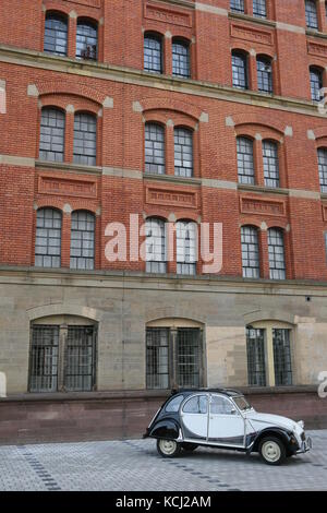 Citroën 2 CV schwarz weiss parkend vor Haus - Citroën 2 CV noir blanc garé en face de la maison Banque D'Images