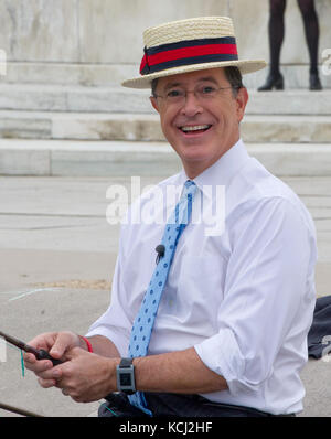 Stephen Colbert, hôte du spectacle Comedy Central « The Colbert Report », travaille un peu autour du Capitole américain Reflecting Pool à Washington, D.C. le vendredi 3 octobre 2014. Crédit: Ron Sachs / CNP (RESTRICTION: Pas de journaux ou journaux New York ou New Jersey dans un rayon de 120 milles de New York City) /MediaPunch Banque D'Images