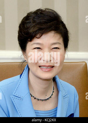 Le président de la République de Corée, Park Geun-hye, rencontre le président américain Barack Obama au Bureau ovale de la Maison Blanche pour une réunion bilatérale le 16 octobre 2015 à Washington, DC. Ils n'ont pas pris de questions préférant les divertir lors de leur conférence de presse commune plus tard dans la journée. Crédit: Olivier Douliery / Pool via CNP /MediaPunch Banque D'Images