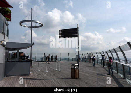 Les visiteurs admirent la vue sur la ville de Singapour depuis la terrasse d'observation de l'hôtel Marina Bay Sands Banque D'Images