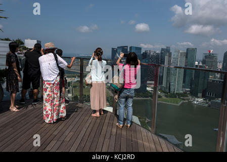 Les visiteurs admirent la vue sur la ville de Singapour depuis la terrasse d'observation de l'hôtel Marina Bay Sands Banque D'Images