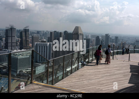 Les visiteurs admirent la vue sur la ville de Singapour depuis la terrasse d'observation de l'hôtel Marina Bay Sands Banque D'Images