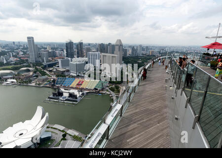 Les visiteurs admirent la vue sur la ville de Singapour depuis la terrasse d'observation de l'hôtel Marina Bay Sands Banque D'Images