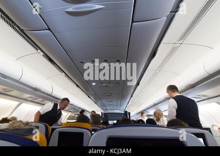 Munich, Allemagne - Septembre 21th, 2017 : les membres de l'équipage de cabine est la vérification sur les ceintures de sécurité avant le décollage, classe économique, Lufthansa Airlines. Banque D'Images