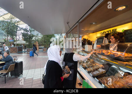 Munich, Allemagne - Septembre 21th, 2017 : deux femmes musulmanes sont l'achat de café dans une boulangerie à l'aéroport international de Munich. Banque D'Images