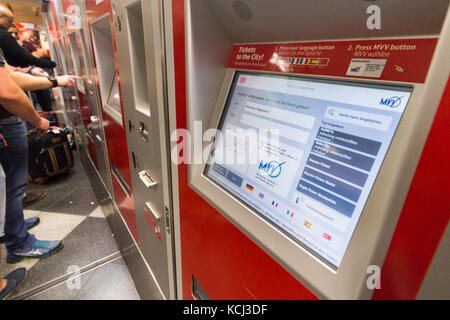 Munich, Allemagne - Septembre 21th, 2017 : passagers achetant des billets de train avec un ticket machine à l'aéroport de Munich gare. Banque D'Images