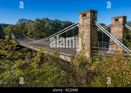 Le 19ème siècle, pont suspendu au-dessus de la Rivière Tees à Whorlton Teesdale, UK, sous le soleil d'automne matin Octobre 2017 Banque D'Images