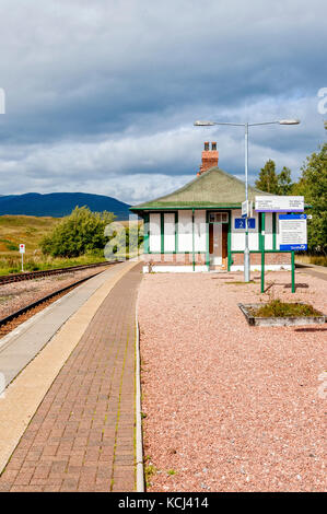 Un pittoresque staion vert et blanc maison construite sur une île plate-forme entre deux ensembles de rails de chemin de fer situé sur la région sauvage éloignée de Rannoch Moor Banque D'Images