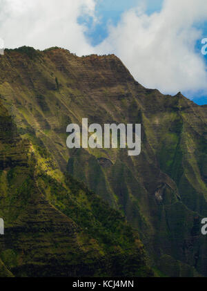 Vue sur le magnifique canyon kalalau, sur la côte de Na Pali de Kauai, Hawaii, USA. Banque D'Images