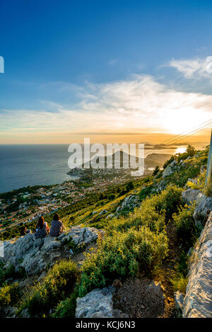 Coucher de soleil sur la mer Adriatique et la côte de Dubrovnik vue depuis le dessus de la colline de Srd. Banque D'Images