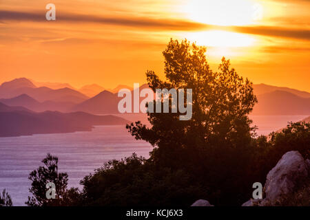 Coucher de soleil sur la mer Adriatique et la côte de Dubrovnik vue depuis le dessus de la colline de Srd. Banque D'Images