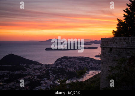 Coucher de soleil sur la mer Adriatique et la côte de Dubrovnik vue depuis le dessus de la colline de Srd. Banque D'Images