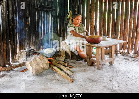 Village maya et en refuge dans la jungle près de l'habitation Ek Balam mexique Banque D'Images