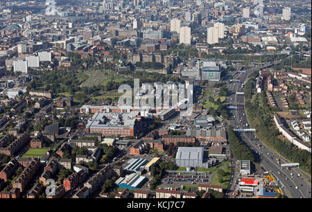 Une vue aérienne à l'ouest le long de la M8 en direction de Glasgow avec City Park de premier bâtiment sur la gauche, Glasgow, Écosse, Royaume-Uni Banque D'Images