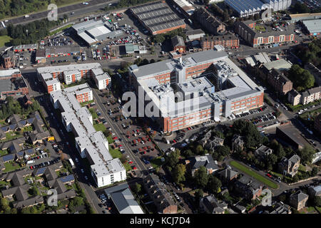 Une vue aérienne à l'ouest le long de la M8 en direction de Glasgow avec City Park de premier bâtiment sur la gauche, Glasgow, Écosse, Royaume-Uni Banque D'Images