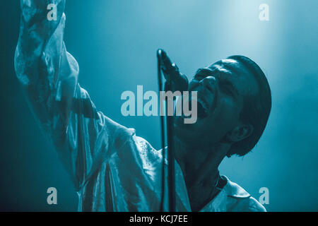 Le groupe danois Choir of Young Belieans interprète un concert au festival de musique danois Roskilde Festival 2016. Ici, le chanteur, fondateur du groupe et multi-instrumentiste Jannis Noya Makrigiannis vu en direct sur scène. Danemark, 30/06 2016. Banque D'Images