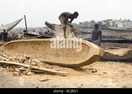 Accra, Ghana - 28 décembre 2016 : les hommes construire des bateaux en bois à Accra, Ghana. Banque D'Images