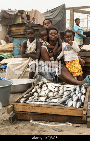 Accra, Ghana - 28 décembre 2016 : maman avec les enfants la vente de poisson à Accra, Ghana. Banque D'Images