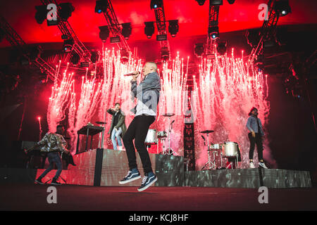 Le hip hop américain duo Sexion & Ryan Lewis effectue un concert live au festival de musique danois Roskilde Festival 2016. Ici rappeur et chanteur Sexion est vu sur scène. Le Danemark, 30/06 2016. Banque D'Images