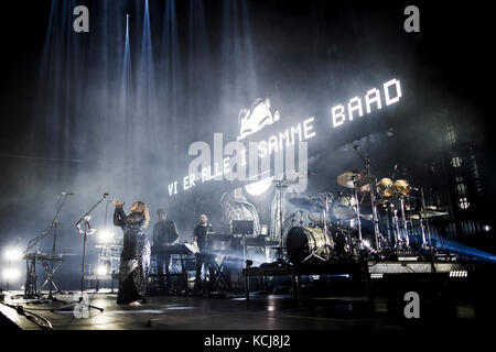 Le groupe anglais de saut massive Attack joue un concert au Forum de Copenhague. Ici, la chanteuse Deborah Miller est vue en direct sur scène. Danemark, 16/08 2016. Banque D'Images