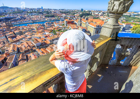 Porto skyline woman Banque D'Images