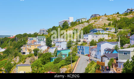 Maisons typiques traditionnelles dans un petit quartier de la batterie à l'intérieur de la ville de St John's, Terre-Neuve, Canada Banque D'Images