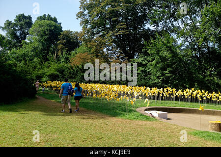 Des milliers de roues à épingles jaunes exposées dans une installation artistique à Prospect Park, Brooklyn pour célébrer le 150e anniversaire du parc. Banque D'Images