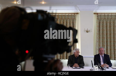 James Gray, député de North Wiltshire (à droite) et Lincoln Seligman, filleul de Sir Edward Heath, lors d'une conférence de presse au Wrag Barn Golf & amp ; Country Club dans le Wiltshire. Banque D'Images