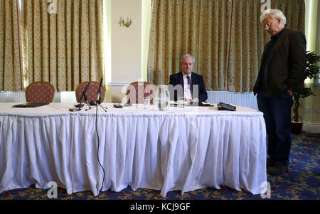 James Gray, député de North Wiltshire (à gauche) et Lincoln Seligman, filleul de Sir Edward Heath (à droite), regardent une déclaration de la police du Wiltshire sur un iPad avant une conférence de presse au Wrag Barn Golf & amp ; Country Club dans le Wiltshire. Banque D'Images