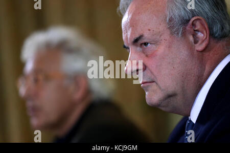 James Gray, député de North Wiltshire (à droite) et Lincoln Seligman, filleul de Sir Edward Heath, lors d'une conférence de presse au Wrag Barn Golf & Country Club de Wiltshire. Banque D'Images