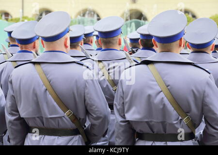 Les agents de police polonaise en uniformes bleus sur une parade Banque D'Images