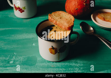 Soupe au potiron, citrouille, rôties et bruschetta Banque D'Images