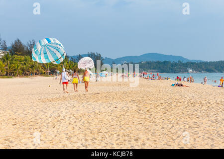 Phuket, Thaïlande - 17 avril 2016 : les gens se reposent à la plage de Karon le 17 avril 2016 à Phuket, Thaïlande Banque D'Images
