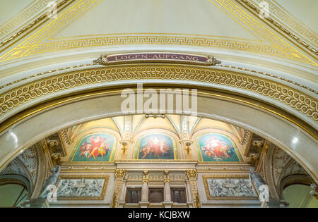 Vienne, Autriche - 6 août 2016 : peintures et décorations des salles de théâtre de l'Opéra d'État Banque D'Images
