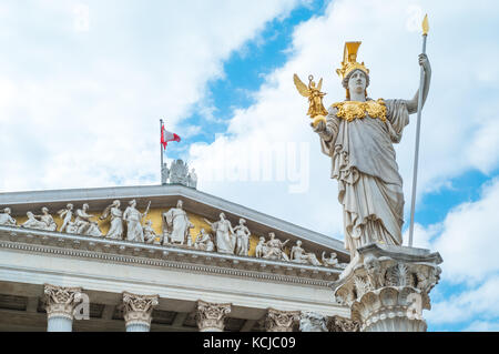 L'Autriche, Vienne, le Pallas Athéna statue devant l'édifice du parlement Banque D'Images