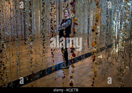 L'artiste Rebecca Louise Law et sa nouvelle installation suspendue « Life in Death », avec 375,000 fleurs, à la Shirley Sherwood Gallery of Botanical Art, qui fait partie de l'automne Arful à Kew Gardens, dans le sud-ouest de Londres. Banque D'Images