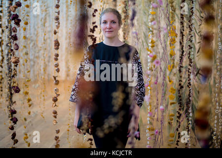 L'artiste Rebecca Louise Law et sa nouvelle installation suspendue « Life in Death », avec 375,000 fleurs, à la Shirley Sherwood Gallery of Botanical Art, qui fait partie de l'automne Arful à Kew Gardens, dans le sud-ouest de Londres. Banque D'Images