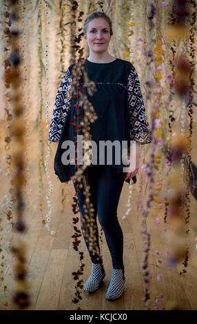 L'artiste Rebecca Louise Law et sa nouvelle installation suspendue « Life in Death », avec 375,000 fleurs, à la Shirley Sherwood Gallery of Botanical Art, qui fait partie de l'automne Arful à Kew Gardens, dans le sud-ouest de Londres. Banque D'Images