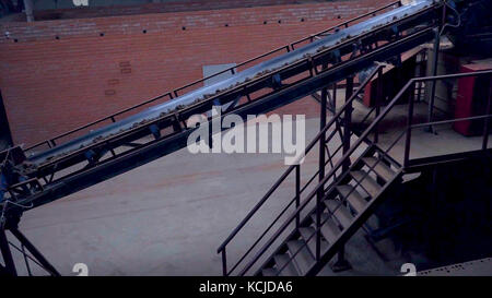 Convoyeur à bande industriel. Déplacement des matières premières. Longue bande transporteuse transportant le minerai vers la centrale électrique. Extraction de minerai. Convoyeur à bande. Extraction de minerai. convoyeur à bande. Epandeur Banque D'Images