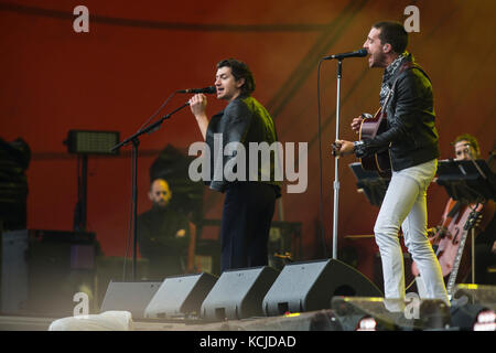 Le groupe anglais The Last Shadow Puppets joue un concert au festival de musique danois Roskilde Festival 2016. Ici, les musiciens et chanteurs Alex Turner (L) et Miles Kane (R) sont vus en direct sur scène. Danemark, 02/07 2016. Banque D'Images