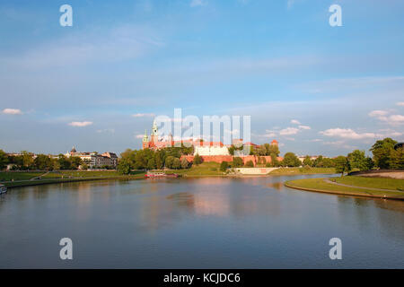 Panorama du château royal de Wawel qui reflète de la Vistule, Cracovie - Pologne Banque D'Images