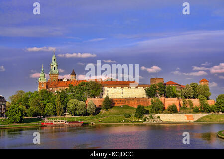 Château Royal de Wawel qui reflète de la Vistule, Cracovie - Pologne Banque D'Images