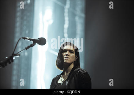 Le groupe anglais indie electronica The xx joue un concert au Forum de Copenhague. Ici, le guitariste et chanteur Romy Madley Croft est vu en direct sur scène. Danemark, 10/02 2017. Banque D'Images